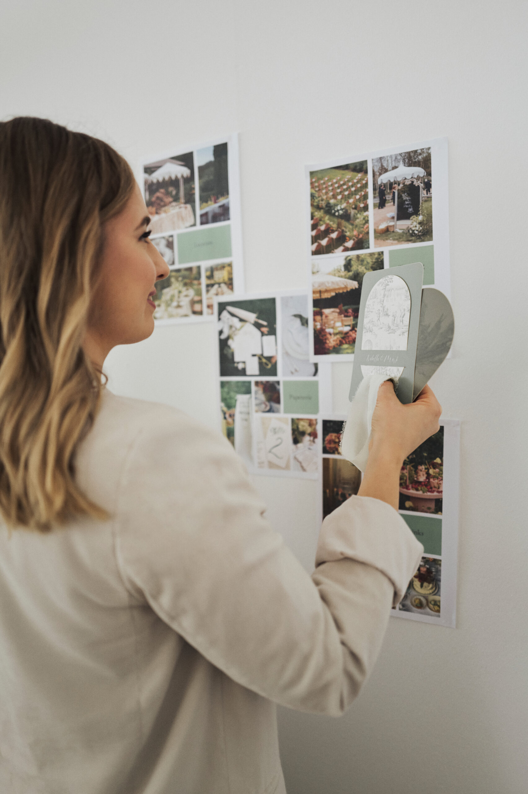 Hochzeitsplanerin Kim Funk Weddings für Hochzeiten in Stuttgart vergleicht ein Moodboard und die Einladungskarten